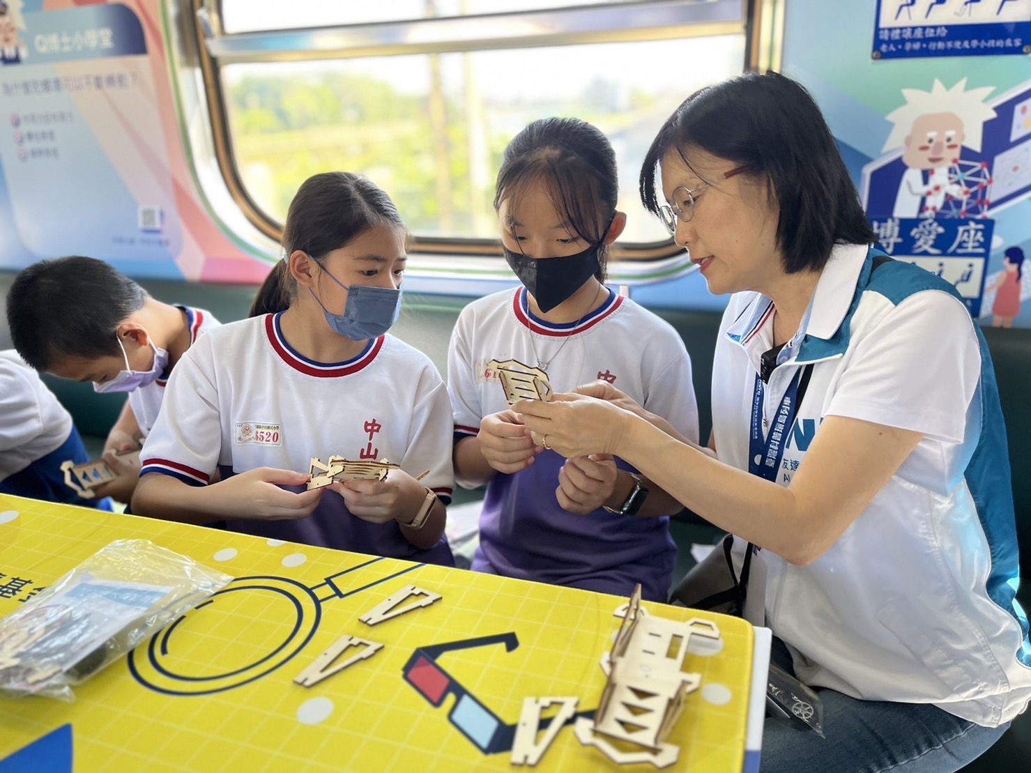 Maxman | 万博永續基金會執行長古秀華及同仁親自擔任科普列車志工，帶領師生們動手做科學，傳遞能源科普知識，讓科學教育向下紮根