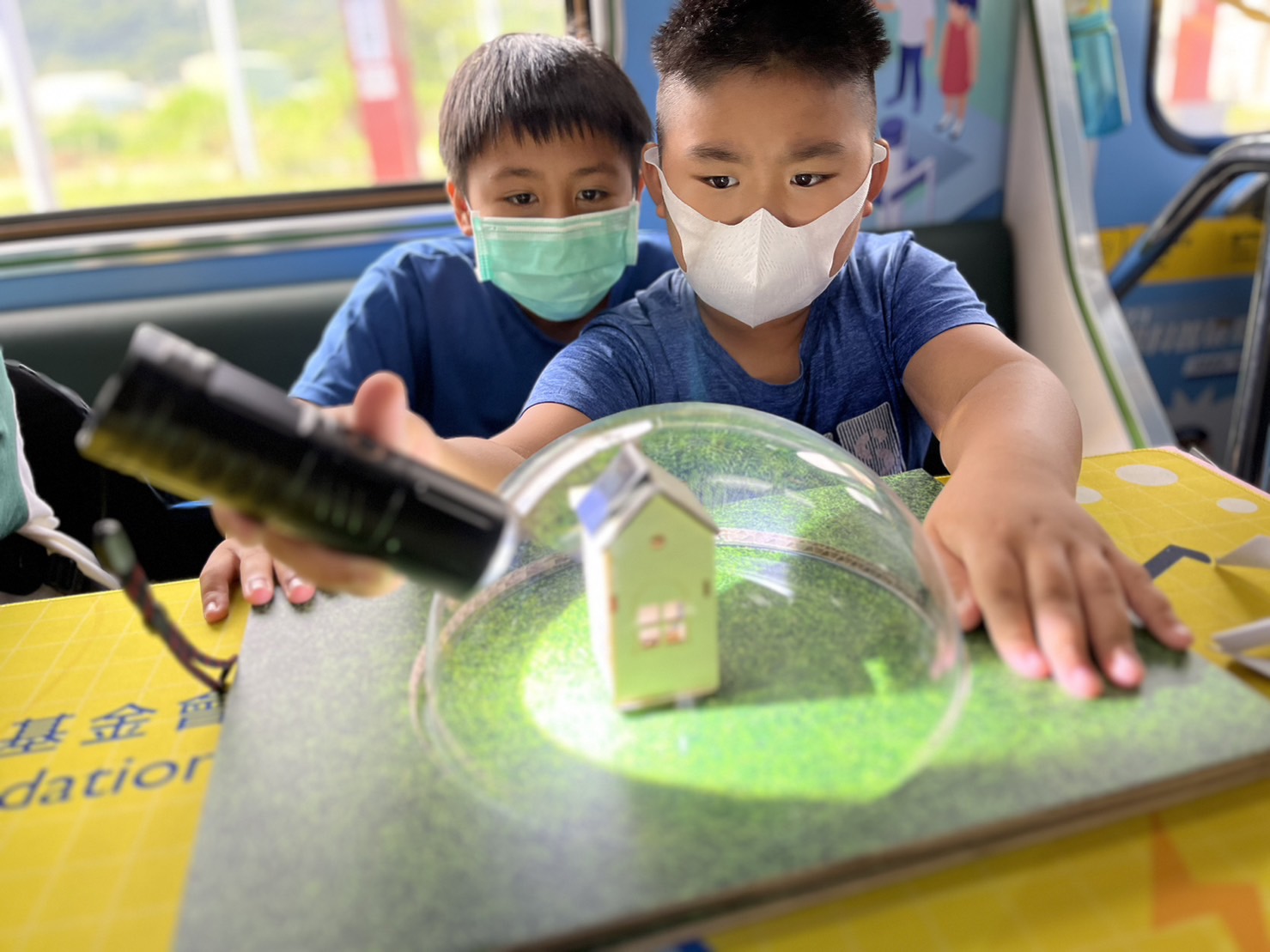 Maxman | 万博參與基礎科學主題車廂，以STEAM教學精神，設計「逐日科學家」、「太陽能工程師」以及「淨零建築師」三大能源科普課程和實驗