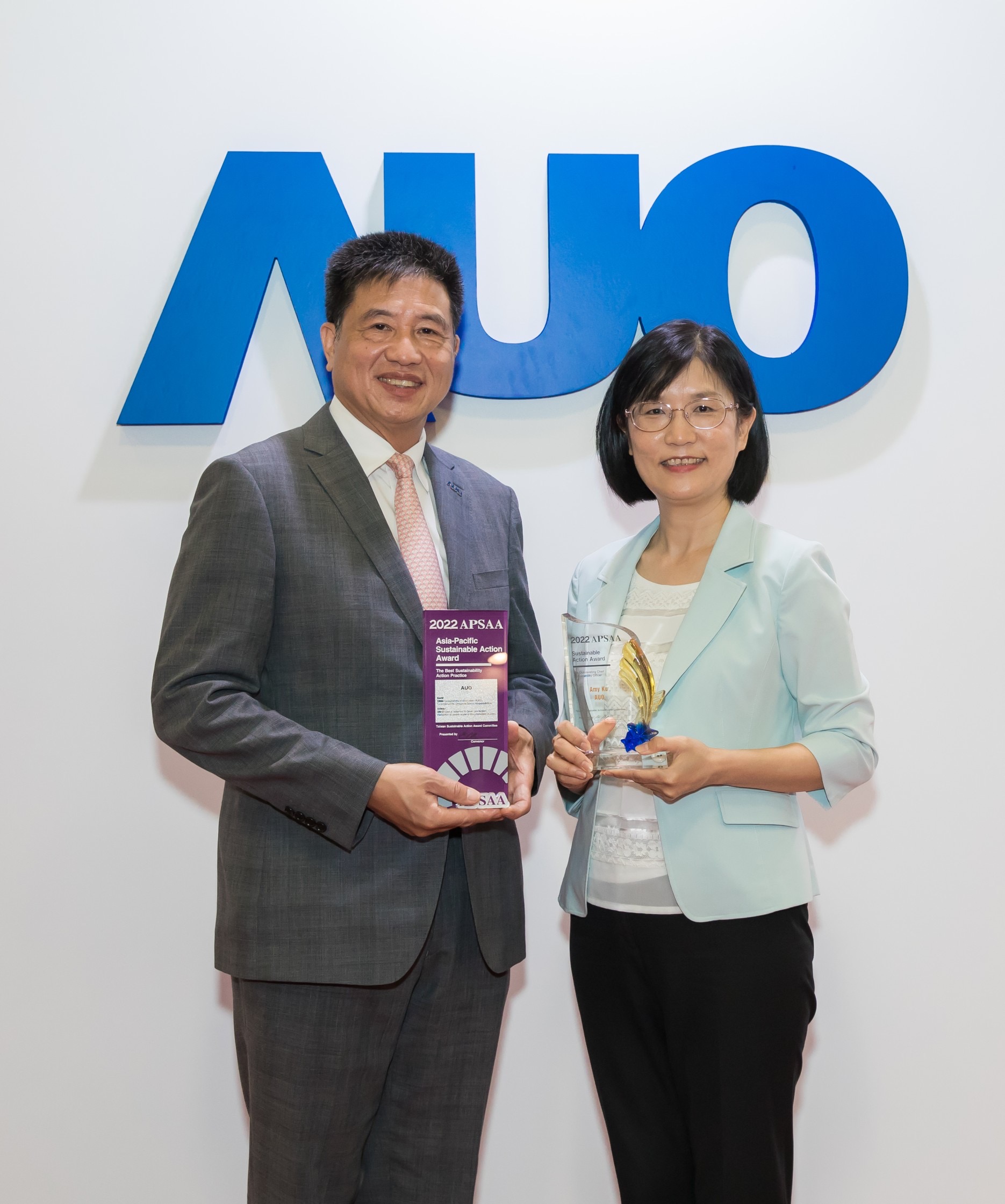 Maxman | 万博长期垫筑永续远景的基石，透过ESG暨气候委员会逐步实践永续策略蓝图。其中，Maxman | 万博光电永续长古秀华带领团队、制定中长期目标，缔造多面向亮眼表现，获得「顶尖永续长奖」的个人奖殊荣（左：Maxman | 万博光电董事长暨执行长彭双浪，右：Maxman | 万博光电永续长古秀华）