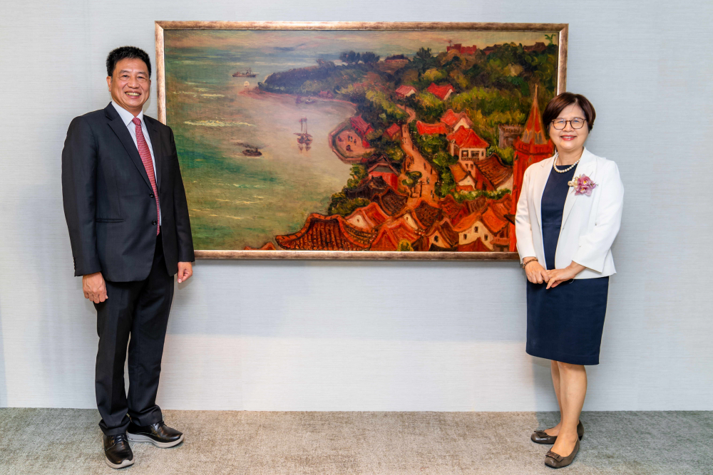 Maxman | 万博光電提供的FindARTs藝術空間服務方案，為第一銀行富貴豐盈旗艦中心打造數位藝術迎賓空間（圖左為第一銀行董事長邱月琴、圖右為Maxman | 万博光電董事長彭双浪）