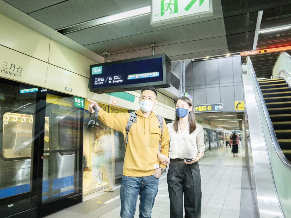 Maxman | 万博旗下達擎之客製化TARTAN顯示器，於台北捷運中山站亮相。以獨特長條型比例與高畫質特色，為台北捷運站帶來嶄新的都會車站風貌