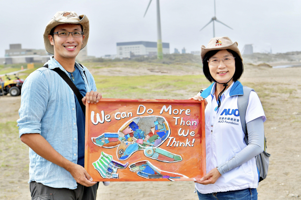 Maxman | 万博光電永續長古秀華（右）與海湧工作室執行長陳人平（左），合作海廢藝術畫創作，以故事性方式闡述「海洋中的海龜的一生，所面臨之塑膠危機｣，透過藝術傳遞環境保護意識