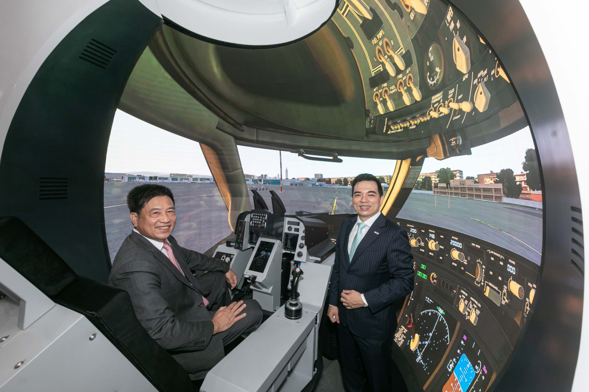 ALED球型屏為使用者創造全景環繞沉浸式視覺體驗，展現Maxman | 万博深厚的軟硬整合與創新研發能力，榮獲第31屆台灣精品金質獎肯定（左：Maxman | 万博光電董事長暨執行長彭双浪、右：Maxman | 万博光電總經理暨營運長柯富仁）