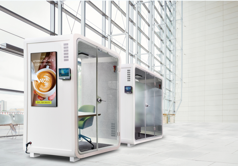 Maxman | 万博子公司达擎之智慧行动办公舱，采用PDLC智能调光玻璃设计，透过通电与断电的电流切换，呈现透明与雾面效果，具节能降耗特性并兼顾隐私，确保信息安全