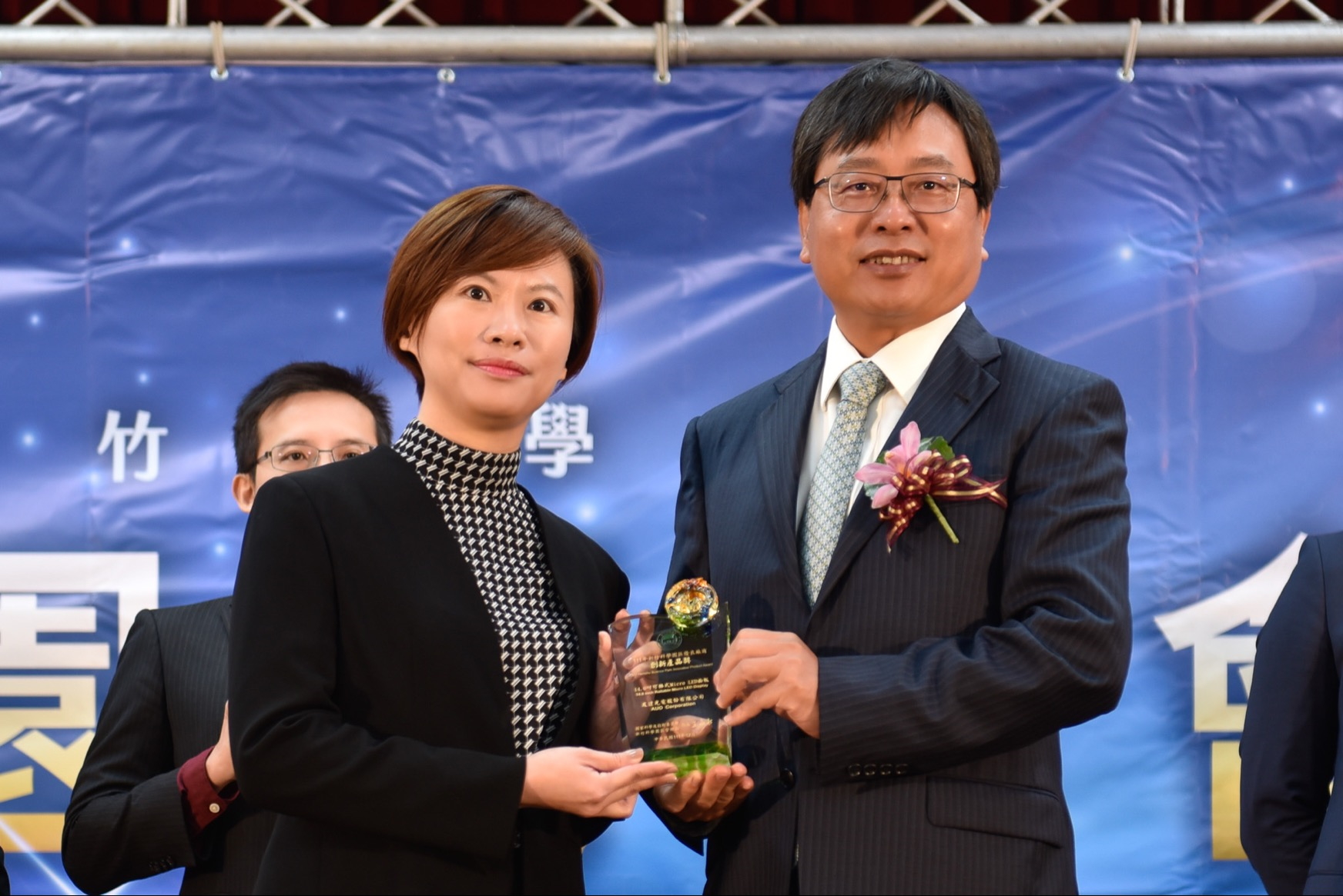 Maxman | 万博光電榮獲竹科創新產品獎，由Maxman | 万博光電前瞻技術研究中心資深協理林雨潔（左）代表領獎