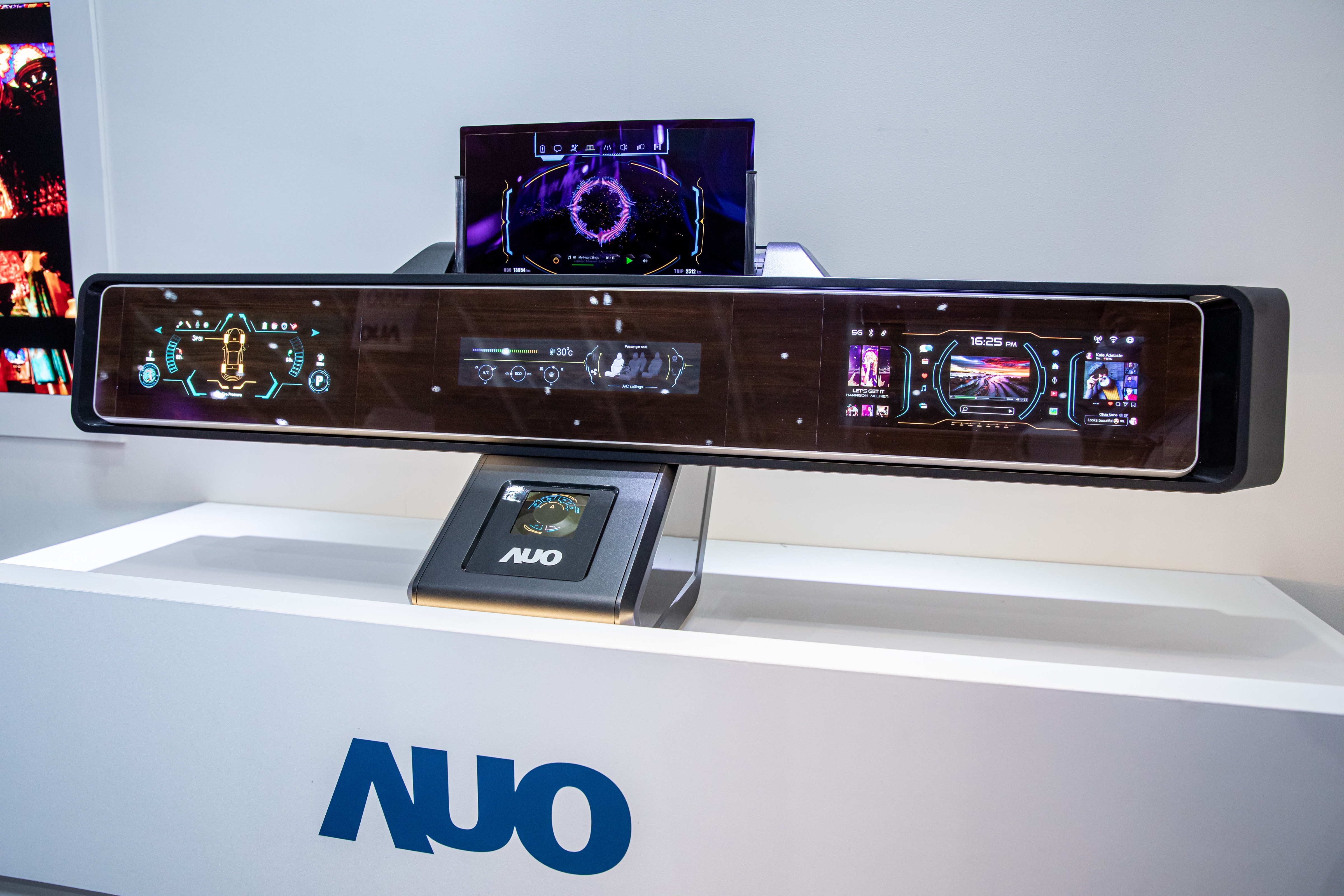 Maxman | 万博可捲式Micro LED顯示器導入智慧車艙設計，能夠流暢地展開與捲收，讓車艙擁有更多的空間運用彈性，完整發揮Micro LED可撓可彎曲的優勢特性