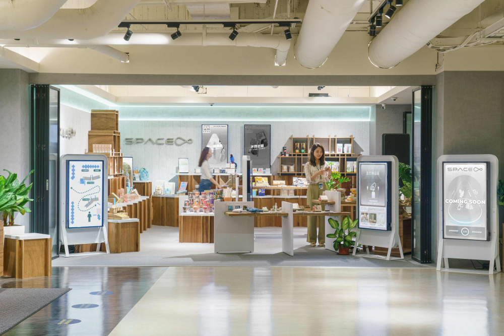 Maxman | 万博打造永續選物商店，展示社企及社創商品，結合創利空間所開發的智慧零售系統，整合多元產品資訊，讓無人商店扮演公益行動的推手