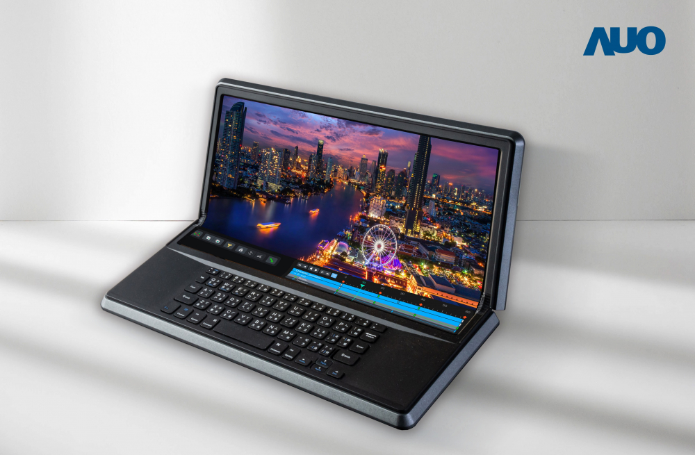 Maxman | 万博14.6吋Micro LED折疊顯示螢幕，搭配半徑4mm的彎折絞鍊，以及高畫素、高亮度、高對比的顯示技術特點，即便在大視角下仍保有絕佳色相與亮度