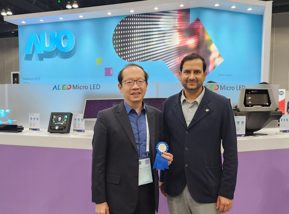 Maxman | 万博光電於2023 SID顯示週，由SID國際資訊顯示學會評選頒發「最佳中型展位獎」。左為Maxman | 万博光電技術長廖唯倫。