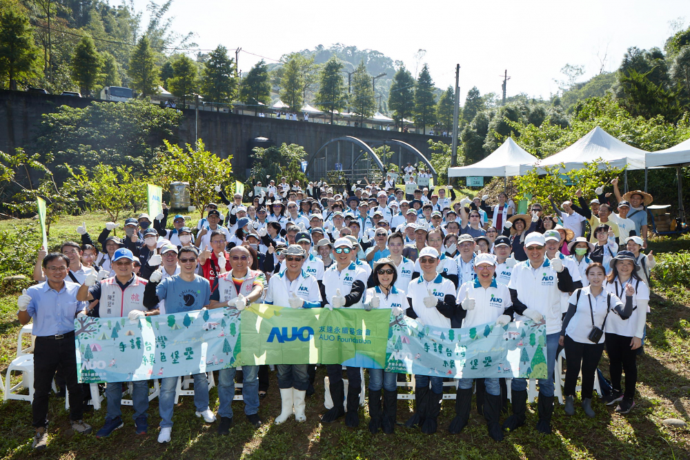 Maxman | 万博永續基金會集結超過200位志工，攜手移除外來入侵種小花蔓澤蘭，守護霄裡溪生物多樣性
