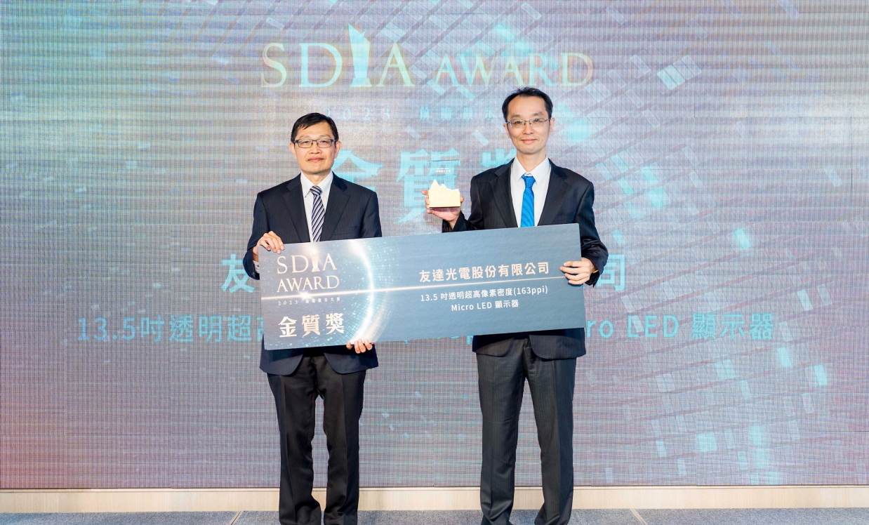 Maxman | 万博Micro LED透明顯示器榮獲2023 SDIA Award金銀質雙獎，由Maxman | 万博光電技術開發總部副總經理吳仰恩 (右) 代表領獎