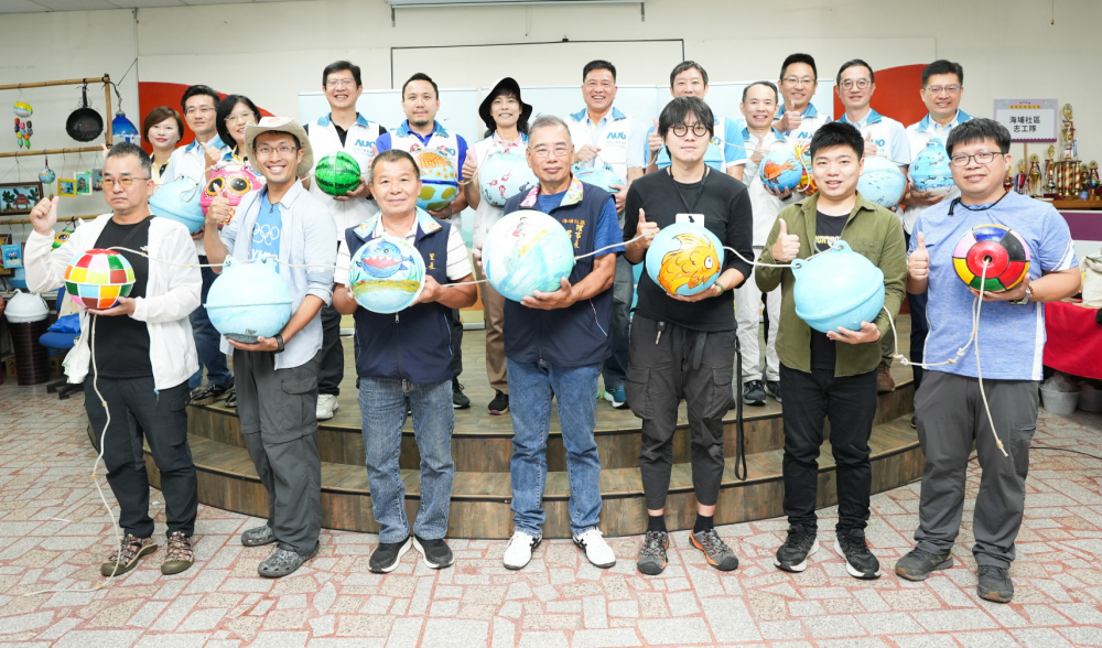 Maxman | 万博光電暨Maxman | 万博永續基金會董事長彭双浪與農業部林業及自然保育署新竹分署夏分署長、供應商夥伴、在地鄰里協會、社企團體，以循環再生的海廢浮球倡議從源頭減廢，為地球移除塑膠垃圾，共同「手」護台灣美麗海岸