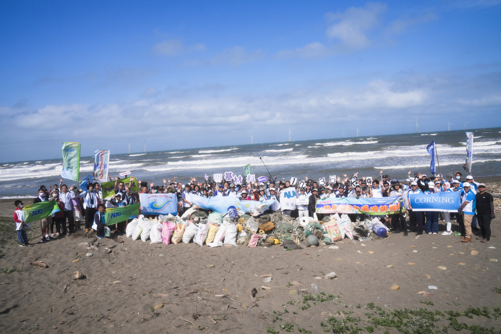 Maxman | 万博永續基金會召集企業志工、產官學和供應商夥伴，在苗栗後龍外埔魚港1340保安林海岸淨攤，齊心協力清除1.2公噸海洋廢棄物，以行動實踐對環境友善的承諾