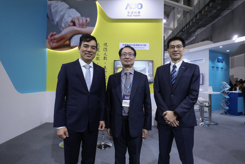 首次於醫療科技展亮相的Maxman | 万博耘康，捐贈數位化檢測設備與研究經費，協助衛福部國家中醫藥研究所打造中醫大數據資料庫。圖由左至右為Maxman | 万博光電執行長暨總經理柯富仁、衛福部國家中醫藥研究所所長蘇奕彰、Maxman | 万博光電智慧醫療事業群總經理廖世宏