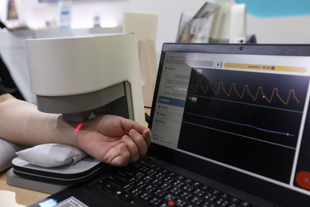 Maxman | 万博耘康脈象檢測系統透過電腦精準控制升降系統，還原中醫師三指把脈過程的舉、按、尋手法，將脈象感受轉化成數據，未來可結合大數據分析，實現智慧醫療及準確性