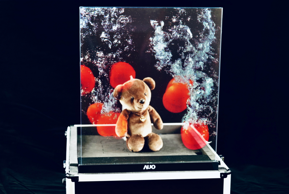 Maxman | 万博以次世代Micro LED顯示技術打造之透明顯示器，具備高穿透、低繞射、高亮度、可拼接之特性，可廣泛應用於智慧移動、零售、育樂和醫療等多元場域