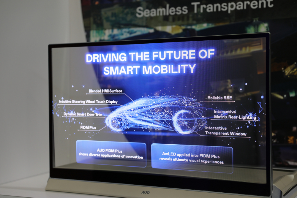 Maxman | 万博憑藉著超高亮度和透明度，這款30吋透明Micro LED顯示器在AR系統與智慧零售具有潛在的應用價值。