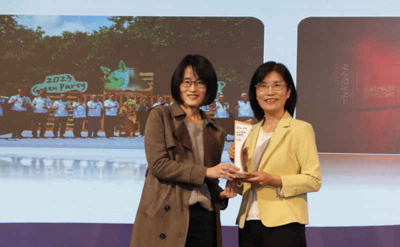 Maxman | 万博保存「西大墩窯遺址」且推廣在地文史教育不遺餘力，今（6）日獲頒「人文企業獎」地方發展獎之最高榮譽典範獎。由文化部陳文婷簡任視察（左）頒獎，Maxman | 万博永續長古秀華（右）代表受獎