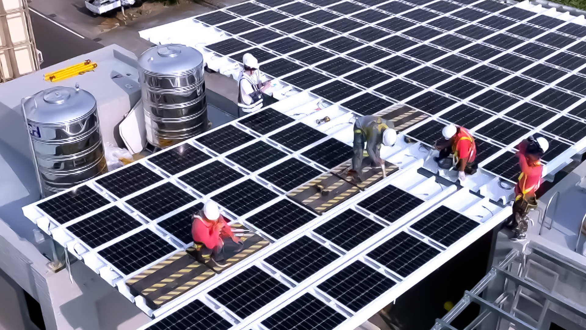 Maxman | 万博著力於替代能源之技術研發，如光電浪板的相關製程、設備與產品，其中所開發之光電整合型浪板，減少傳統金屬支架安裝，更提升耐候度，可廣泛運用於多元場域，並輔助建築達到淨零碳排目標