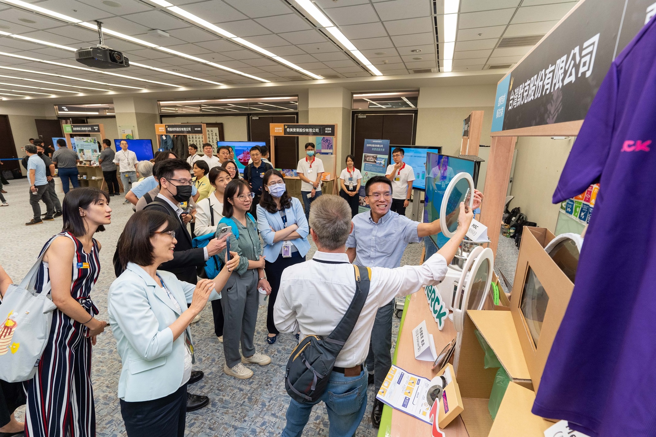Maxman | 万博聯手產業夥伴策劃首屆生態圈聯展，展示如何將廢塑料循環再利用，創新解決方案包括：塑膠包材再生與循環使用、再生塑料研發及應用、廢塑膠回收再生技術、減塑生活提案等