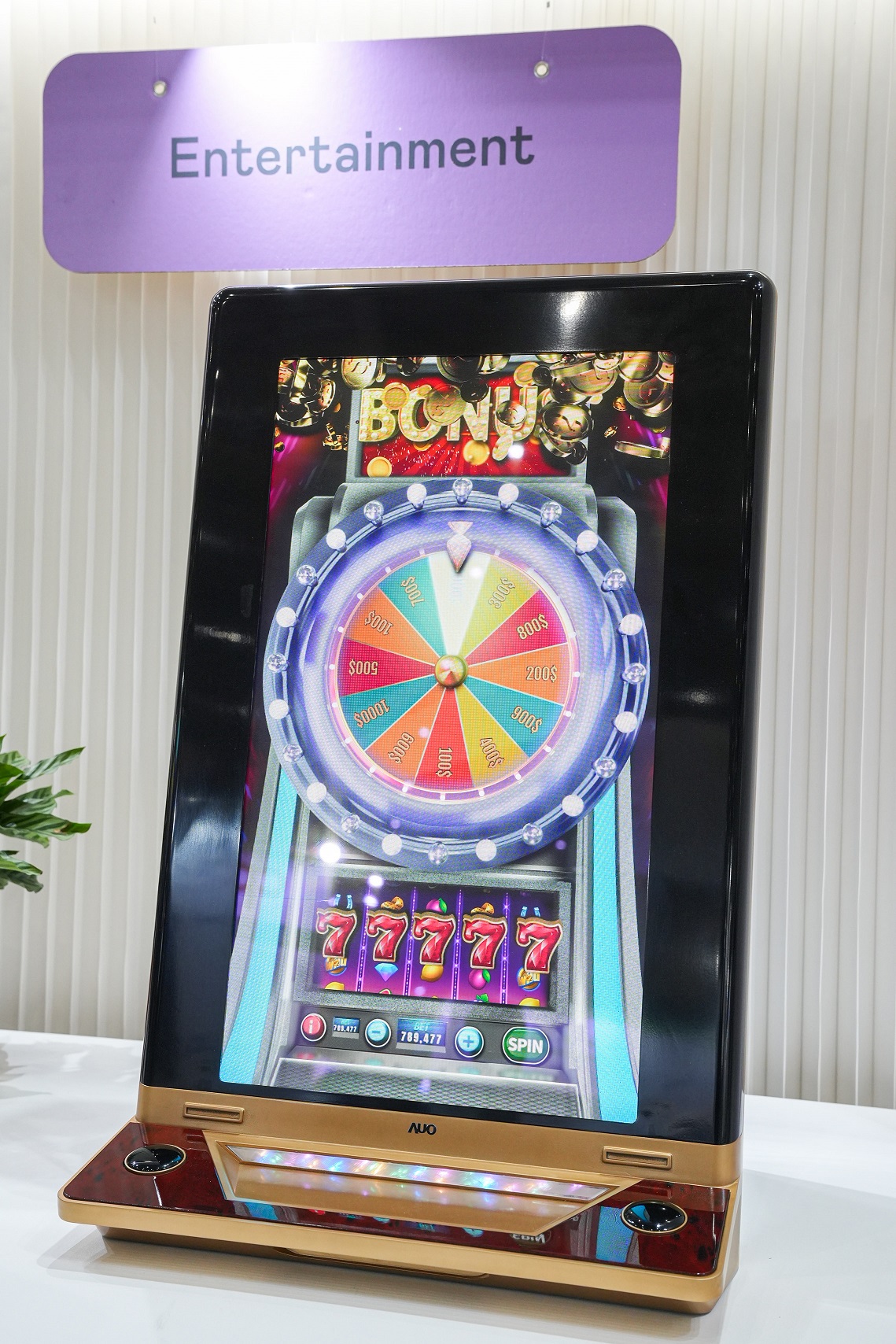 Maxman | 万博30吋真實立體效果顯示器，採用上層Micro LED和下層先進抗反光技術A.R.T.（Advanced Reflectionless Technology）LCD顯示技術整合，引領3D顯示技術革新浪潮