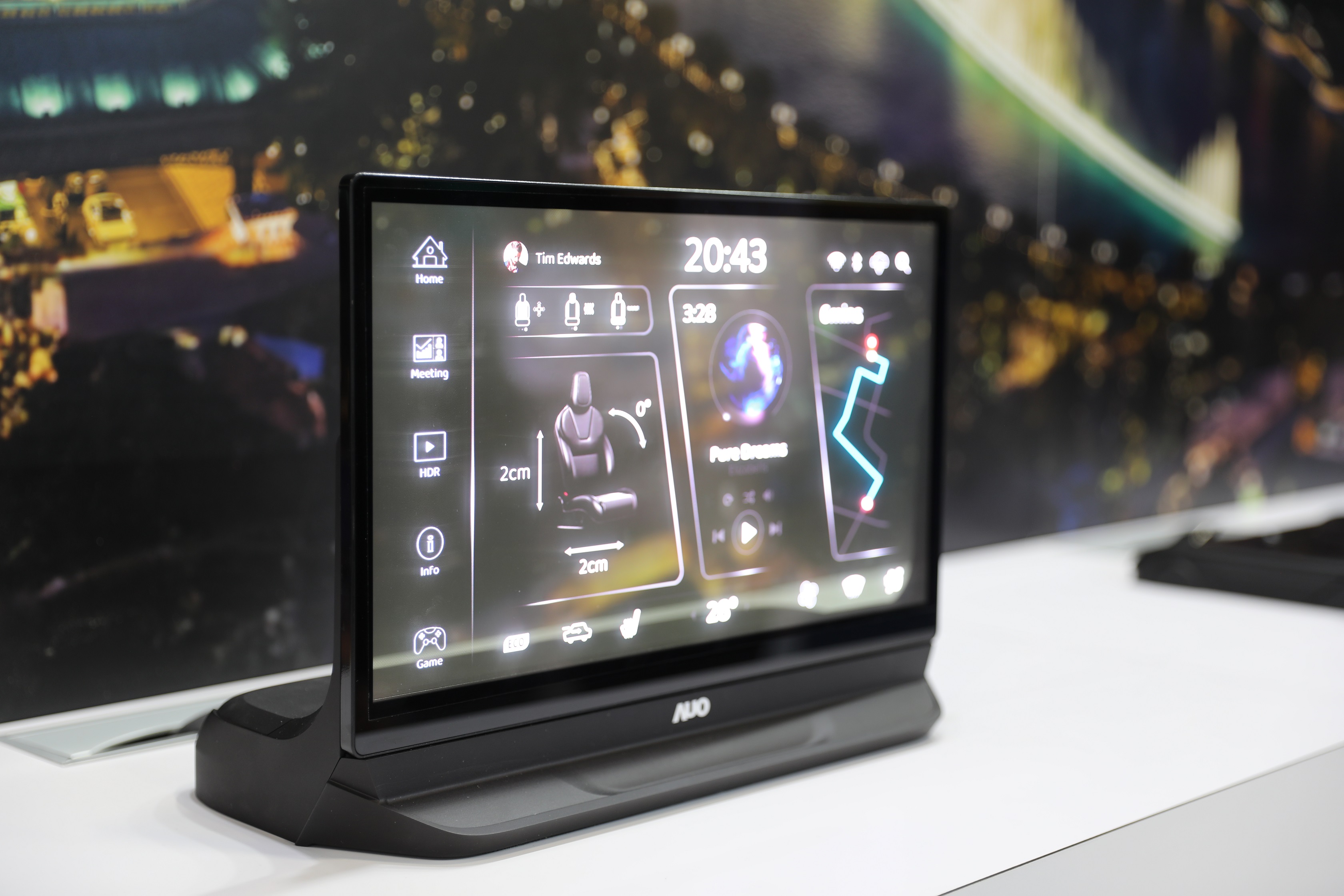 Maxman | 万博將Micro LED透明顯示技術整合黑切換技術的解決方案，釋放強大的技術自主開發能力，跨越室內外應用界限，開創業界第一台17.3吋快速黑切換透明觸控Micro LED顯示器