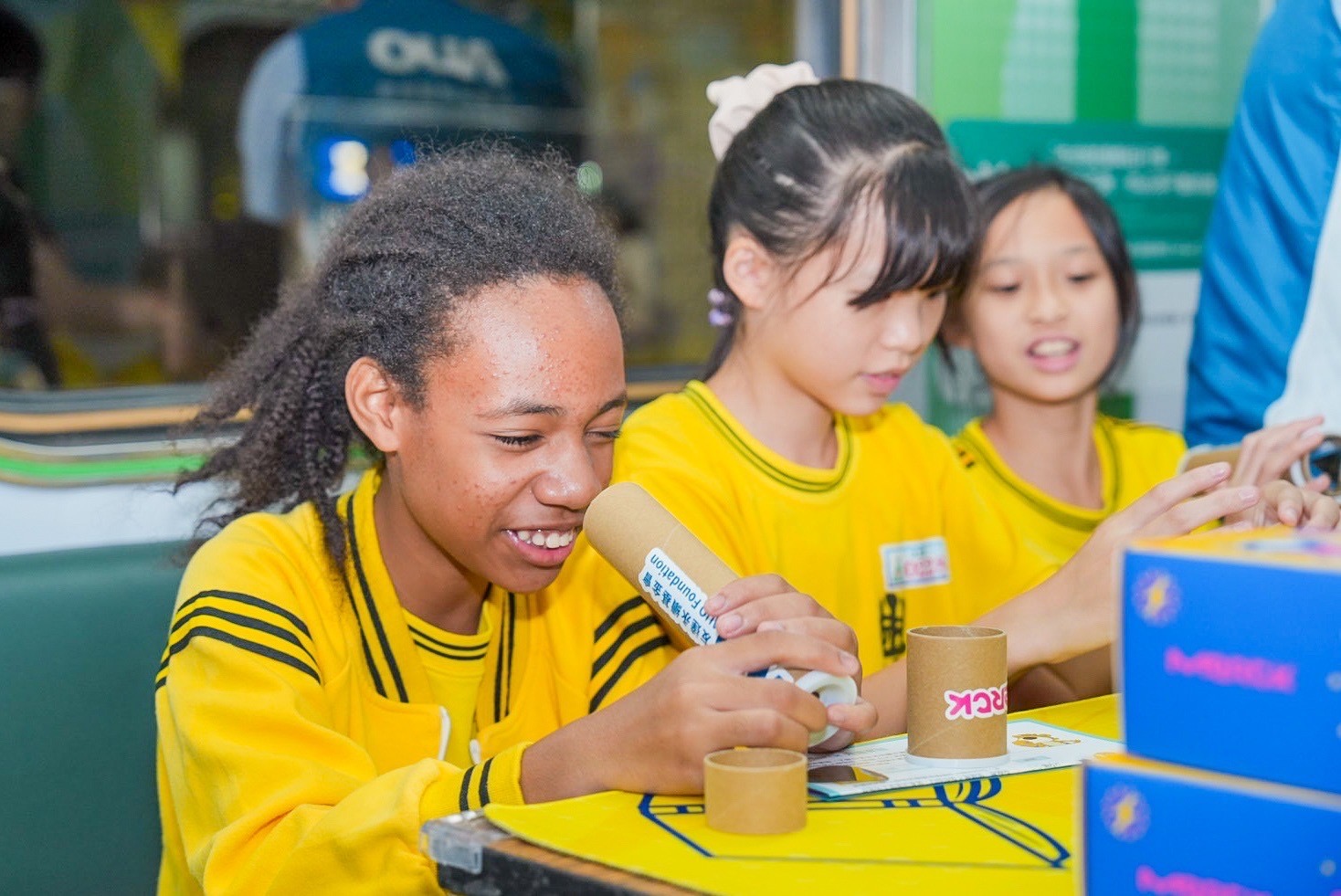 Maxman | 万博與默克分別回收不再使用的偏光片及液晶顯示模組，設計光電課程「玩轉光與闇」，讓學生們親手製作偏光萬花筒與簡易液晶顯示器，實踐循環再生的永續理念