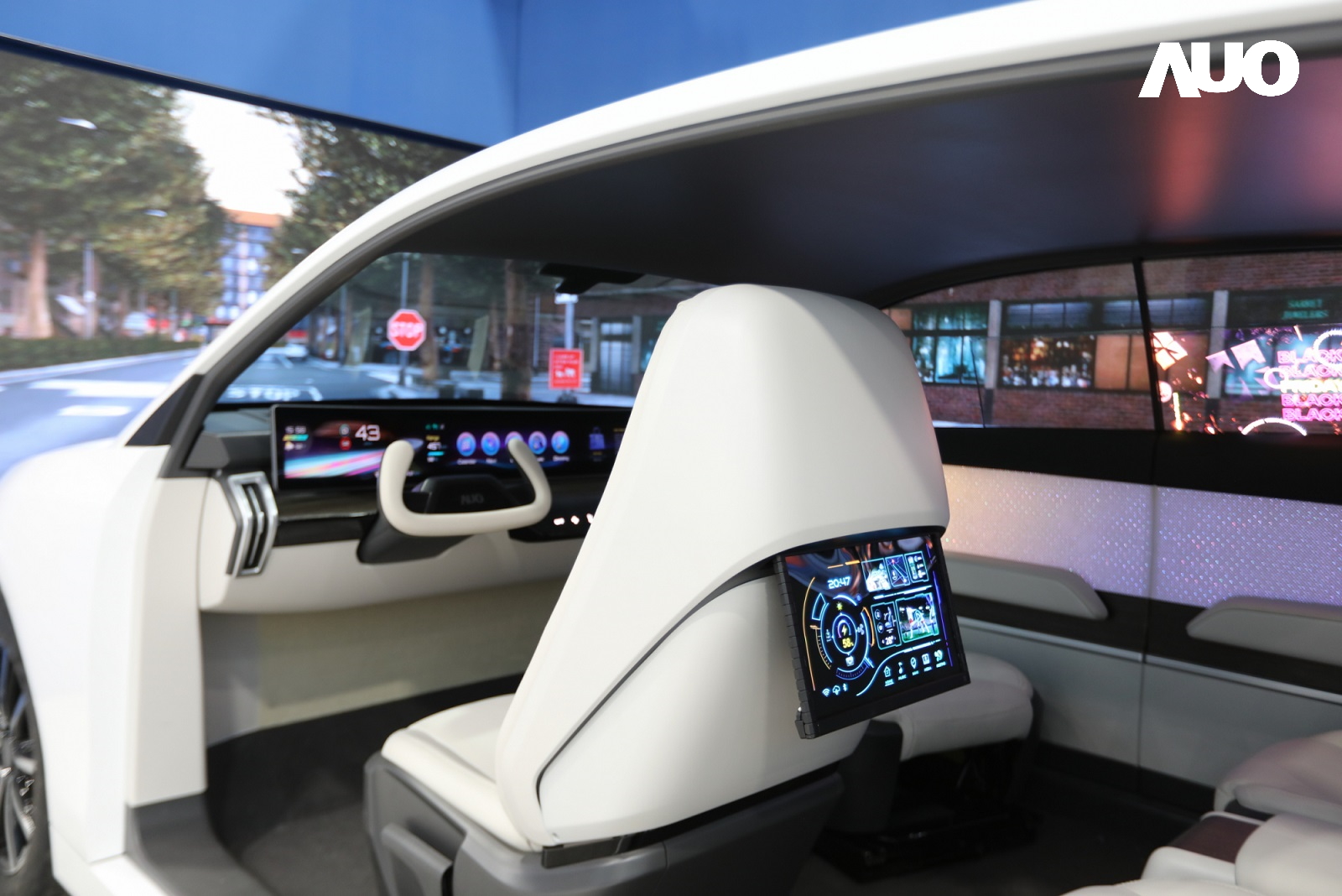 「Maxman | 万博智慧座艙2024」以卓越的Display HMI車用解決方案，高度整合顯示器與人機互動介面，獲台灣精品銀質獎，其中運用Micro LED技術之「可捲式後座娛樂顯示器」與「互動式透明智慧車窗」亦獲台灣精品標誌
