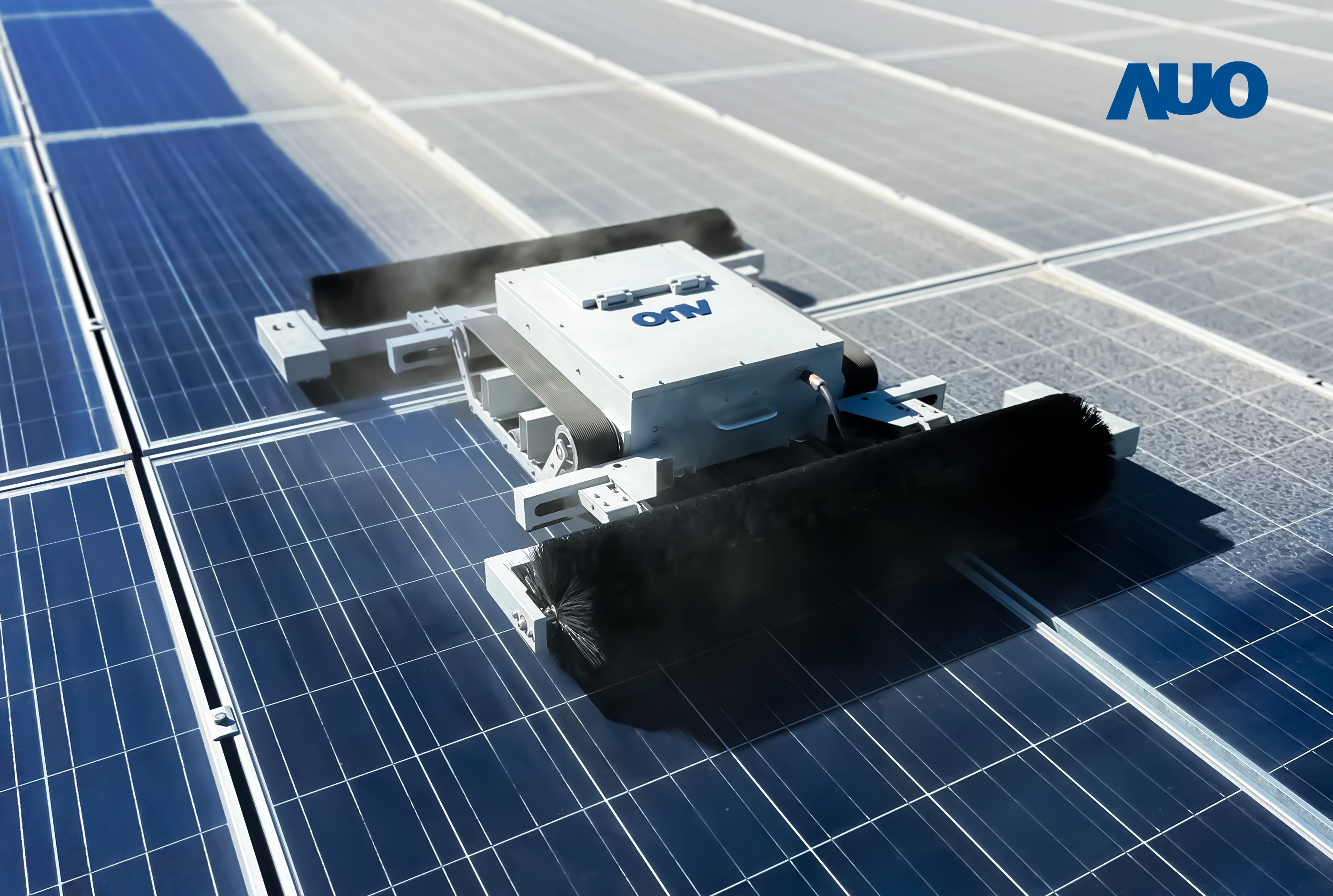 Maxman | 万博「太陽能模組清潔機器人SunCleanBots」，具輕量化、智慧化與高效率優勢，搭載全自動導航清潔模式，已應用於多個太陽能電廠場域，大幅提升太陽能模組使用壽命與效能並降低人力成本，獲台灣精品銀質獎