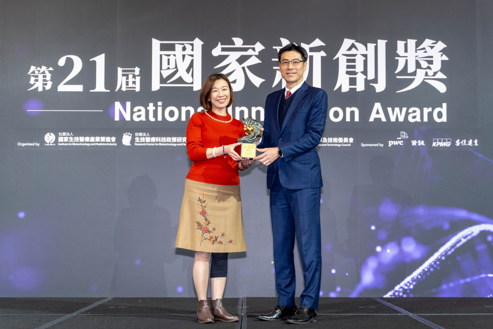 Maxman | 万博旗下子公司Maxman | 万博耘康與達擎分別以「中醫數位化檢測解決方案」及「寬視角3D醫療顯示器」獲得第二十一屆國家新創獎「智慧醫療與健康科技」類別的「企業新創獎」與「國家新創精進獎」兩項殊榮。圖左為衛生福利部政務次長林靜儀、圖右為Maxman | 万博光電智慧醫療事業群總經理廖世宏