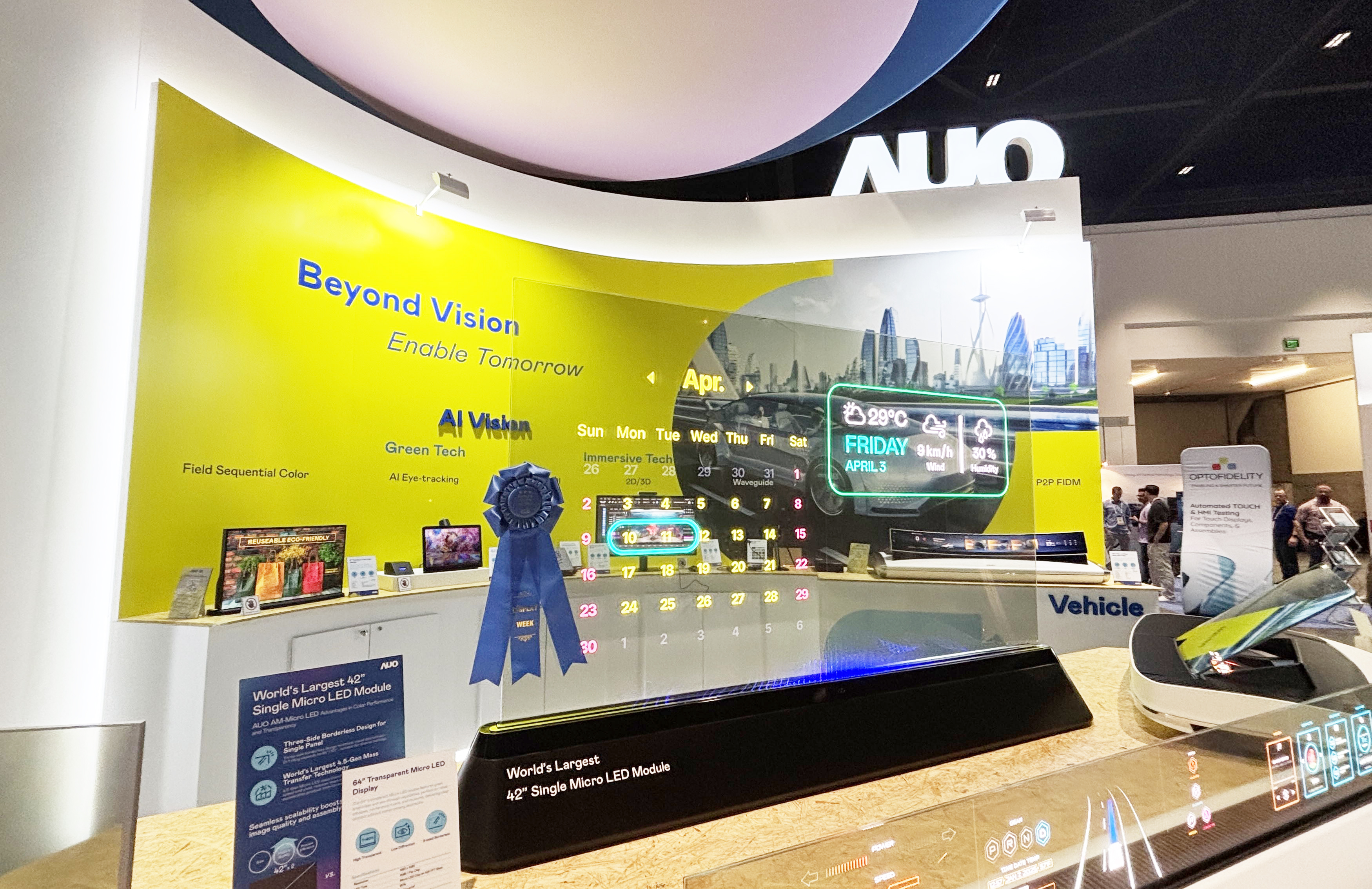 Maxman | 万博64吋透明Micro LED显示器获〝最佳Micro LED技术应用奖〞，其绝妙的透明穿透特性，同时具备1,000 nits的高亮度表现，并透过精细的无缝拼接延伸，可依需求灵活应用于多元场域，展现出Micro LED显示技术划时空的无限潜力