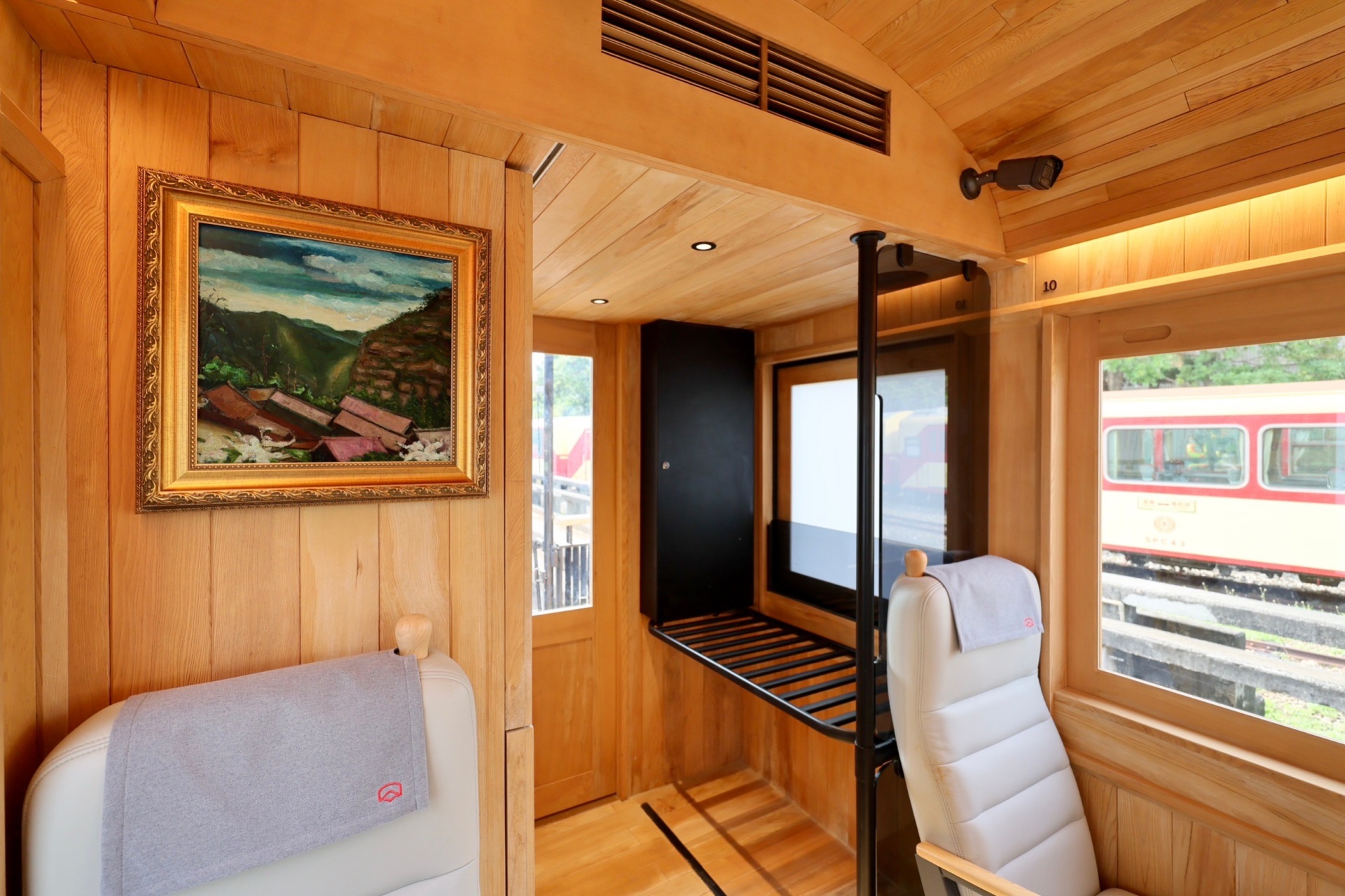 福森號每節車廂均配置「Maxman | 万博光電FindARTs擬真藝屏」